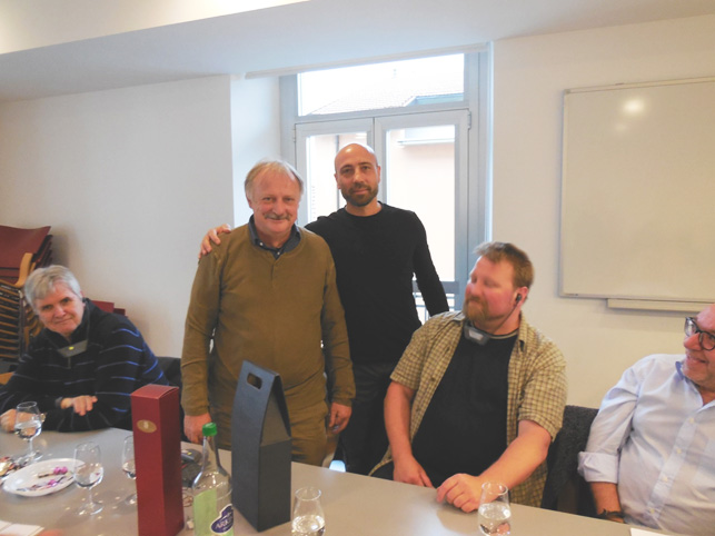 Aldo Sciamanna con l&rsquo;ex presidente centrale della Sottofederazione BAU/Lavori, Christian Suter, e in primo piano l&rsquo;omaggio &hellip; ticinese quale ringraziamento per il suo impegno decennale per il sindacato e tutti i colleghi. Alla loro destra, seduto, il nuovo presidente centrale Markus Kaufmann.