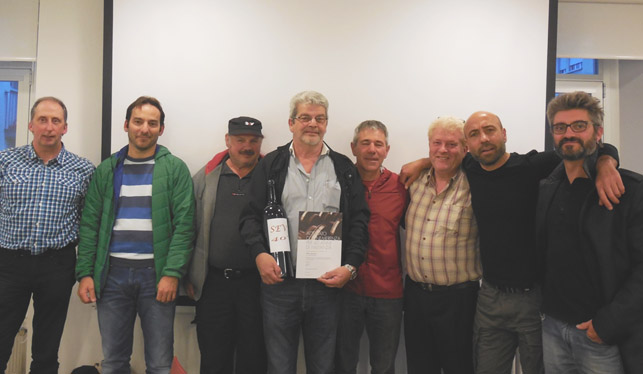 L&rsquo;assemblea sezionale &egrave; anche l&rsquo;occasione per esprimere il giusto riconoscimento ai colleghi che nel corso degli anni con la loro fedelt&agrave; di affiliati al SEV hanno contribuito a mantenere la sua forza contrattuale. Al centro il &laquo;decano&raquo; tra i colleghi festeggiati quest&rsquo;anno, Alfiero Martinoli, nel SEV da 40 anni!