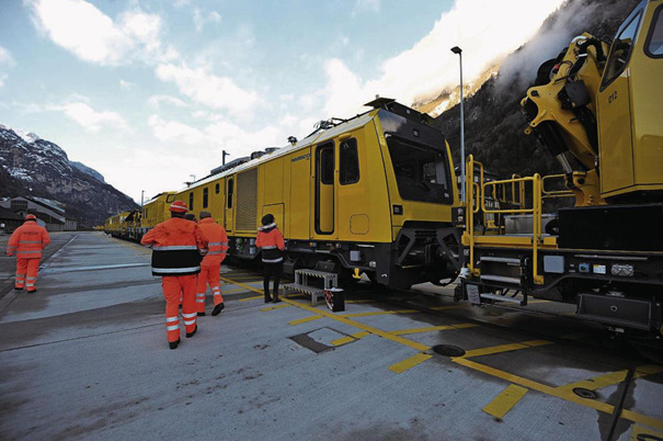 Le prime 6 composizioni speciali per i lavori di manutenzione nella GBT sono state consegnate all&rsquo;EIZ di Erstfeld il 15 dicembre. Altre 7 verranno consegnate al CMI di Biasca in primavera (Foto: Luzerner Zeitung, Urs Hanhart).