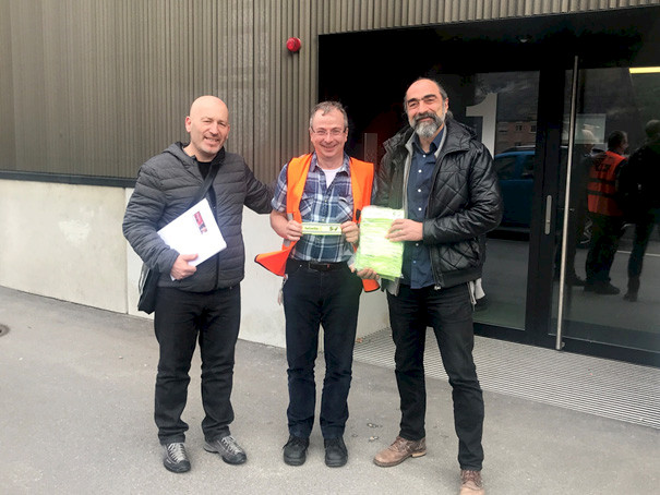 Giampaolo Pedretti (al centro), incaricato per la campagna di sensibilizzazione alla sicurezza e prevenzione per il personale del Servizio I-ESP della regione Sud, con Giuseppe Lanini (Commissione centrale sottofederazione SEV Lavori, a sinistra) e Calogero Ferruccio Noto (consulente Helvetia per i membri SEV e segretario della Sezione SEV Lavori Ticino), all’ingresso del CMI di Biasca.