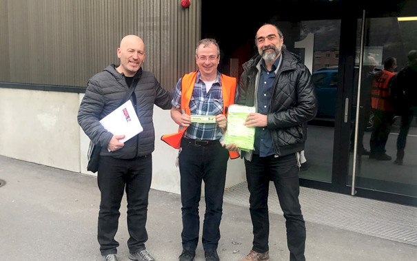 Giampaolo Pedretti (al centro), incaricato per la campagna di sensibilizzazione alla sicurezza e prevenzione per il personale del Servizio I-ESP della regione Sud, con Giuseppe Lanini (Commissione centrale sottofederazione SEV Lavori, a sinistra) e Calogero Ferruccio Noto (consulente Helvetia per i membri SEV e segretario della Sezione SEV Lavori Ticino), all’ingresso del CMI di Biasca.
