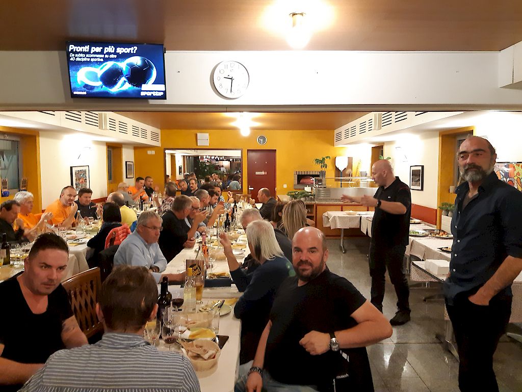 Dopo quasi due ore e mezza di discussione, finalmente il momento conviviale! In primo piano al centro il presidente della sezione RPV Ticino (SEV Personale manovra), Yuri de Biasi, tra gli ospiti della nostra assemblea: la sua sezione appogger&agrave; la petizione per i macchinisti B100