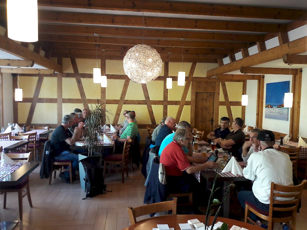 Rege Gespr&auml;che w&auml;hrend dem Mittagessen