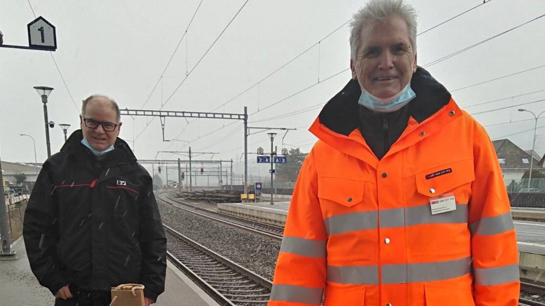 SEV-Sekretär Urs Huber (rechts) verabschiedet Markus Kaufmann (links) am Bahnhof Dulliken mit einem Geschenk.