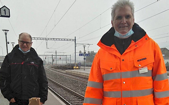 SEV-Sekretär Urs Huber (rechts) verabschiedet Markus Kaufmann (links) am Bahnhof Dulliken mit einem Geschenk.