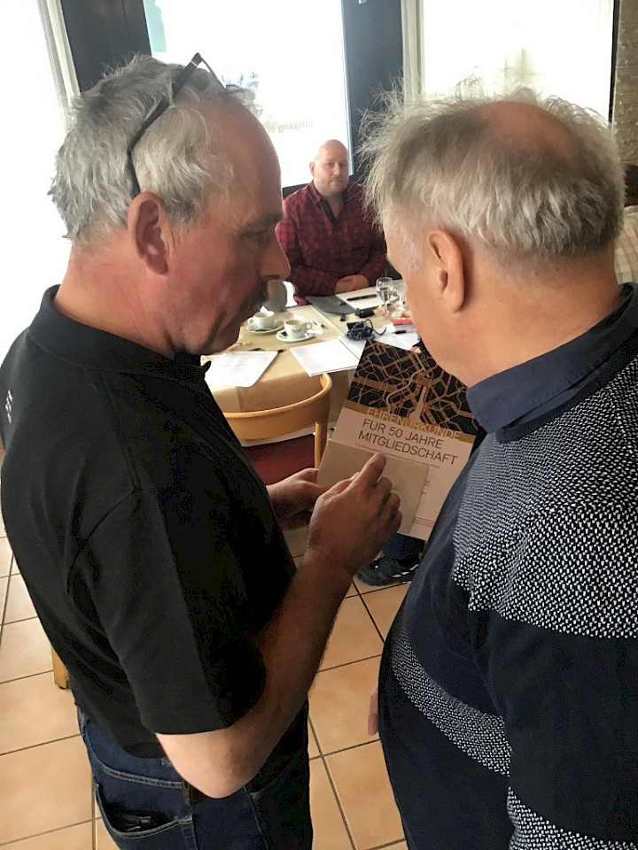 Der neue Pr&auml;sident Thomas Kaderli &uuml;berreicht zum 50igsten Jubil&auml;um dem ehemaligen Sektionspr&auml;sidenten Christian Suter die Urkunde f&uuml;r seine Treu. Gl&uuml;ckwunsch an dieser Stelle nochmals an alle Jubilare der Sektion NORDWESTSCHWEIZ!
