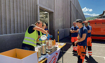 Der SEV vor Ort: Hot-Dog-Aktion in der BLS-Werkstätte in Spiez.