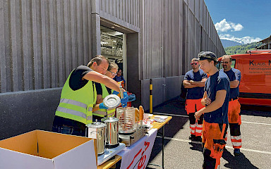 Der SEV vor Ort: Hot-Dog-Aktion in der BLS-Werkstätte in Spiez.