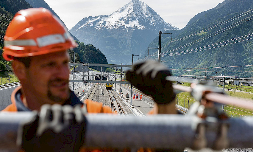 Beim Bereich Fahrleitung ist sicheres Arbeiten besonders wichtig. © Keystone / Gaetan Bally