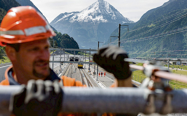 Beim Bereich Fahrleitung ist sicheres Arbeiten besonders wichtig. © Keystone / Gaetan Bally