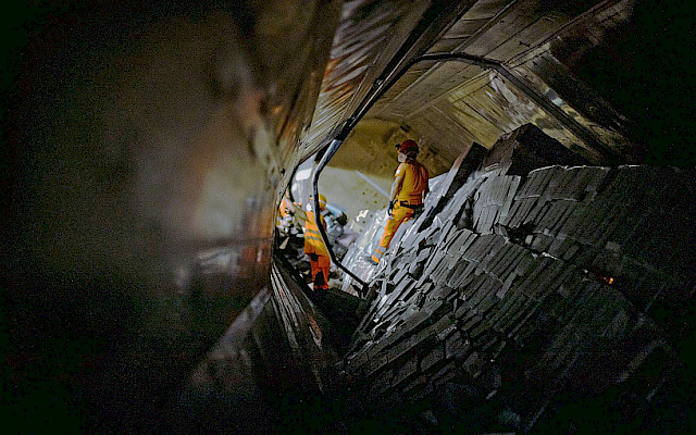 Im Tunnel bei 40 Grad zu arbeiten ist eine grosse physische Belastung. © SBB / Anouk Ilg