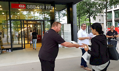 SEV-Flyer-Aktion im Juni 2022 beim Verwaltungspersonal von SBB Infrastruktur in Bern-Wankdorf.