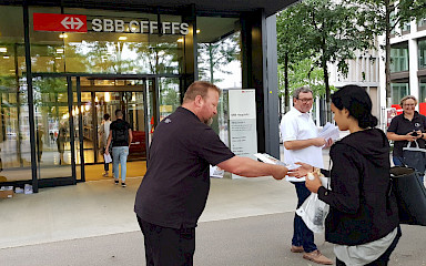 SEV-Flyer-Aktion im Juni 2022 beim Verwaltungspersonal von SBB Infrastruktur in Bern-Wankdorf.