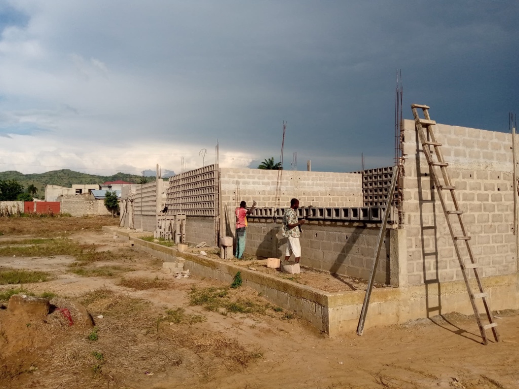 Bauarbeiter beim Aufbau des neuen Schulhauses in Lama Poud&eacute;, Togo &ndash; ein Projekt, das dank zahlreicher Spenden realisiert wird und bald 240 Kindern Bildung erm&ouml;glichen soll.