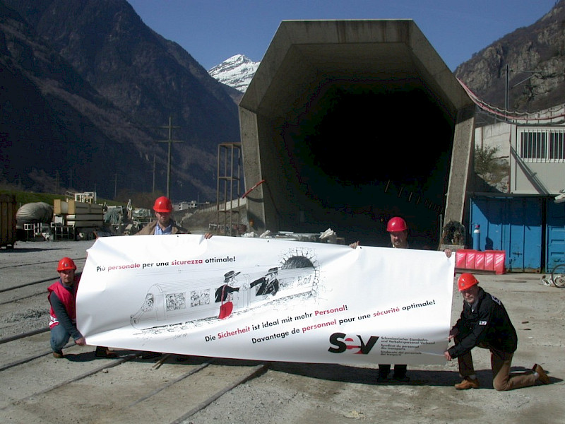 Aktion f&uuml;r die konsequente Doppelbegleitung in langen Tunnels im M&auml;rz 2007 im Tessin.