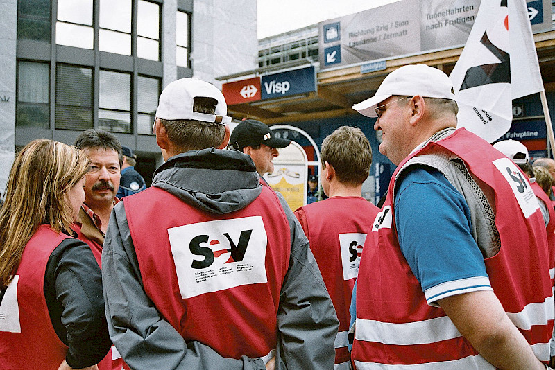 Aktion &laquo;Im Tunnel immer zu zweit&raquo; bei der Er&ouml;ffnung des L&ouml;tschberg-Basistunnels im Juni 2007.