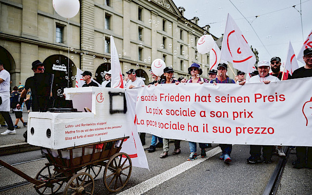 Starke SEV-Präsenz an der Kundgebung der Gewerkschaften für höhere Löhne und Renten am 16. September 2023 in Bern.