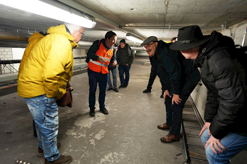 Bahnhofsf&uuml;hrung in Z&uuml;rich: Enges Zwischengeschoss im Hauptbahnhof