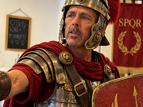 Thomas Kaderli als römischer Legionär (KI-generierte Darstellung)
